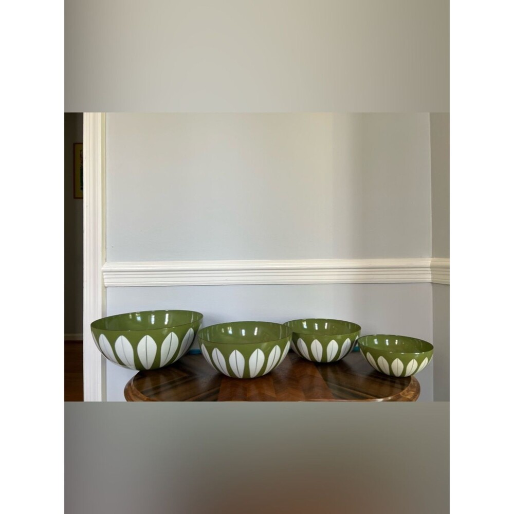 Catherineholm Set of 4 Mid Century Modern Avocado Green White Lotus Enamel Bowls